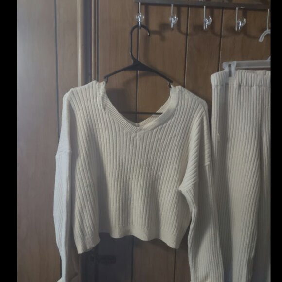 Women's Sincerely Jules Large Sweater Set - Picture 5 of 5